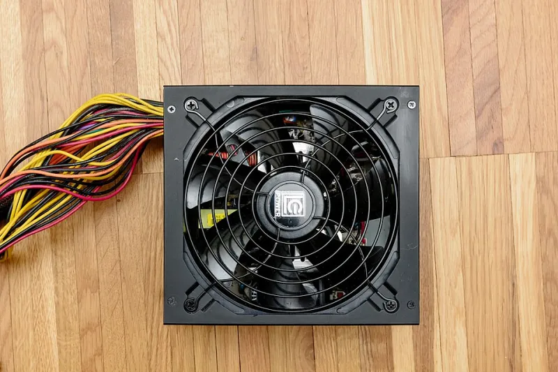 Rated at the Equator, Installed in Your Attic: How PSU Derating Shrinks Your 1000 Watts